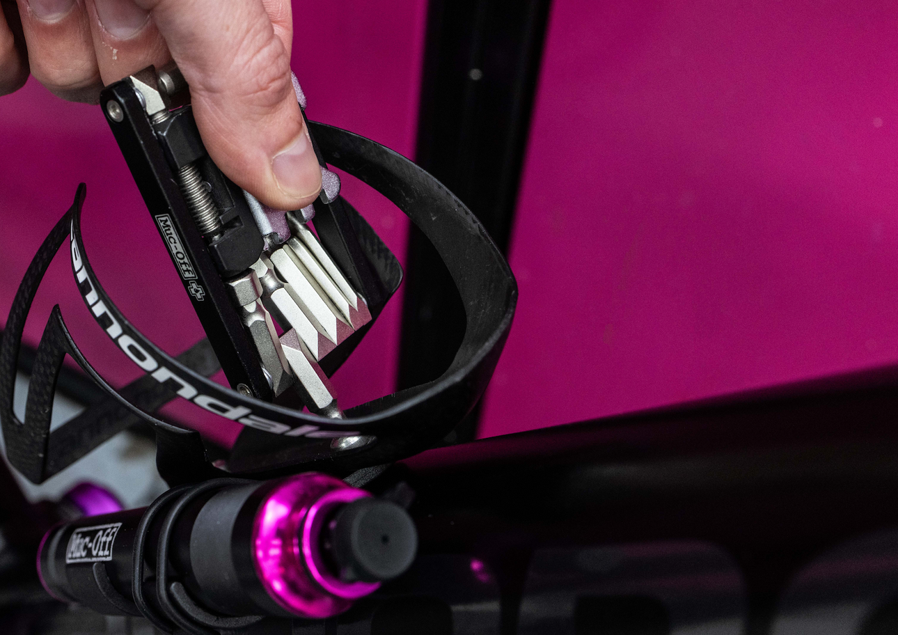 Muc-Off rozszerza dział sprzętu o mini pompkę AirMach i narzędzie wielofunkcyjne 17 w 1